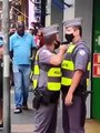 Brésil - Un policier pointe son arme sur un collègue