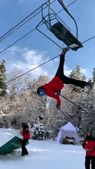 Skieur suspendu à un télésiège