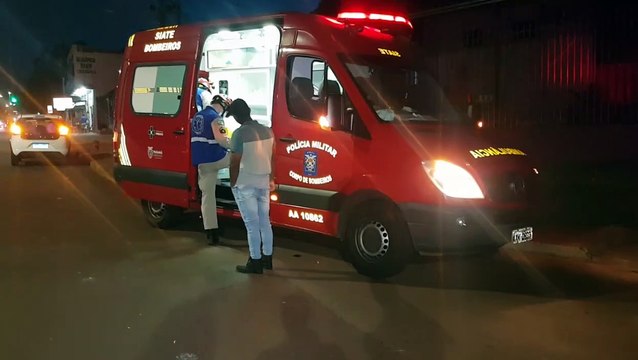Duas pessoas caem de bicicleta na Av. Tito Muffato, em Cascavel
