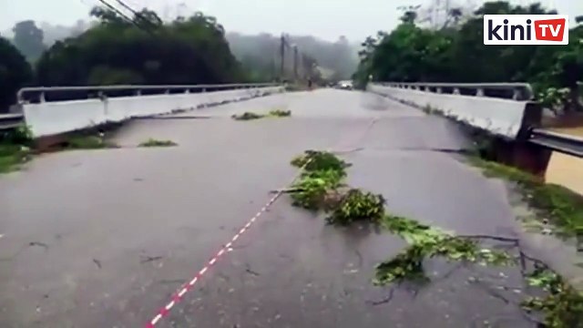 Mencemaskan! Detik-detik jambatan di Raub runtuh akibat banjir