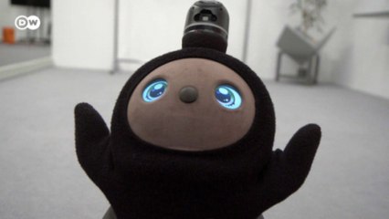 لوفوت روبوت يعانق الإنسان