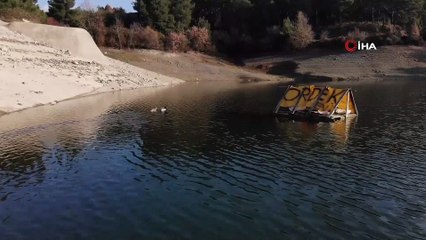 Göledin ortasına mini ev yapıp kuş cennetine çevirdiler