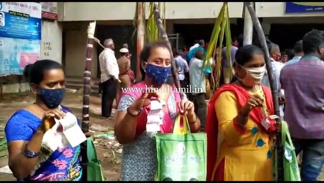தமிழக அரசின் பொங்கல் பரிசான ரூபாய் 2500 பணம், அரிசி சர்க்கரை, வெல்லம், கரும்பு உள்பட பொருட்களை சென்னை லாயிட்ஸ் காலனியில் உள்ள ரேஷன் கடையில் பொதுமக்கள் நீண்ட கியூ வரிசையில் வாங்கி சென்றனர்
