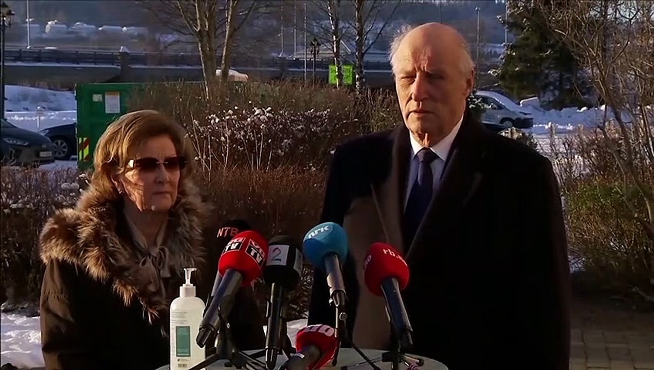 شاهد: ملك وملكة النرويج يتنقلان إلى موقع حادث الانهيار الأرضي وسط سباق مع الزمن للبحث عن ناجين