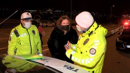 Tải video: Kimlik soran polise banka kartı gösterdi