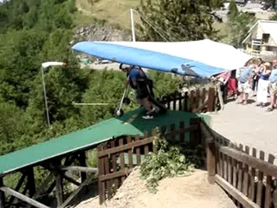 Décolage d'un deltaplane