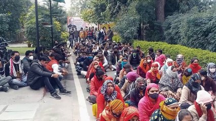 नर्सरी ट्रेनिंग टीचर भर्ती परीक्षा में चयनित 504 अभ्यर्थियों ने दिया धरना