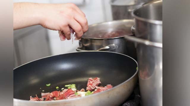 Non Stick Pan इस तरह से करते हैं Use तो बदल डालिए आदत, जल्दी खराब हो सकता है Pan । Boldsky