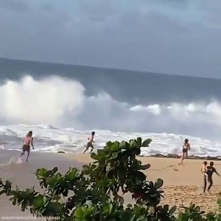 Le surfeur Mikey Wright s'est jeté à la mer pour sauver un nageur en difficulté à Hawaii