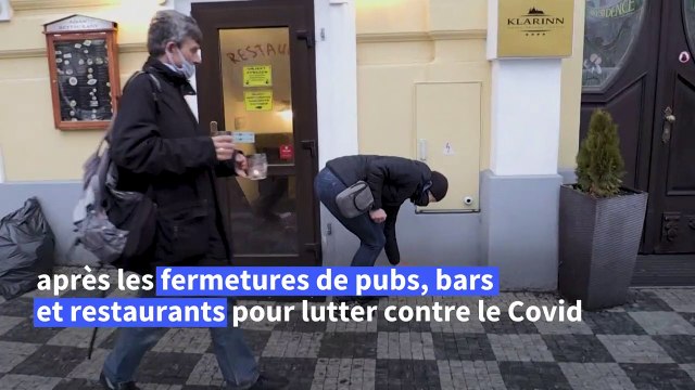 A Prague, une chaîne de verres à bière contre les restrictions dues au Covid