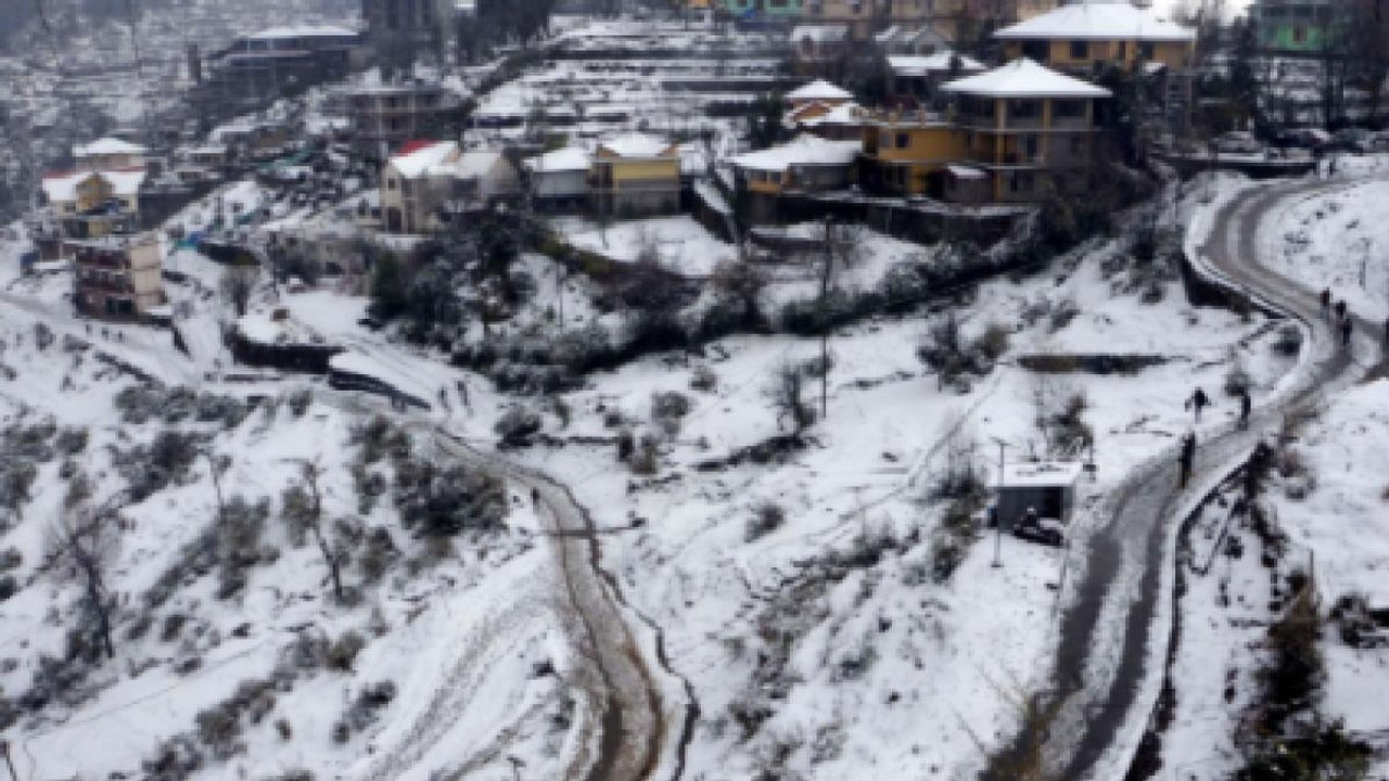 Heavy snowfall throws life out of gear in Kashmir