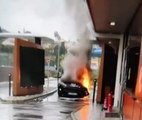 Une voiture s’enflamme au 