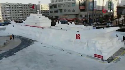 Kent meydanına buzdan uçak gemisi yapıldı