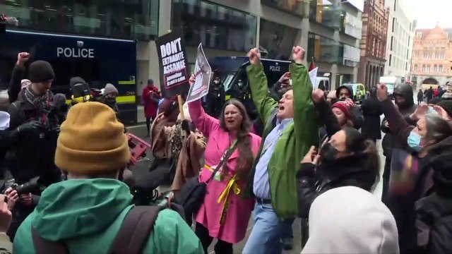 WikiLeaks: Βρετανικό δικαστήριο αρνείται την έκδοση του Τζούλιαν Ασάνζ στις ΗΠΑ