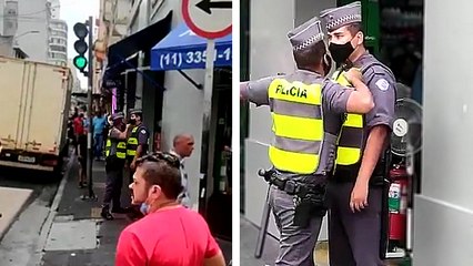 Un policier pointe son arme sur son collègue