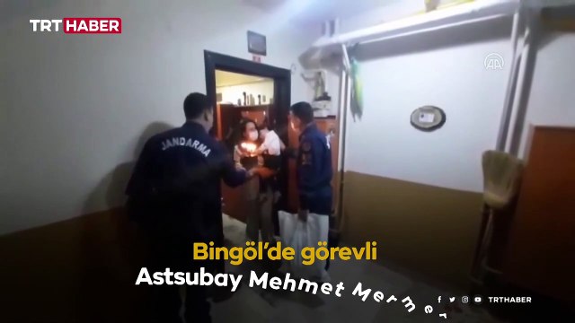 Babası askerde olan çocuğa jandarmadan doğum günü sürprizi