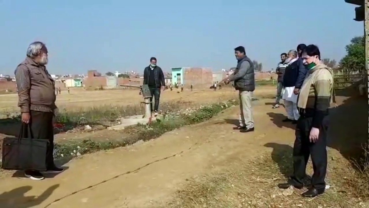 अवैध कब्जे की शिकायत पर राजस्व की टीम ने की तालाब की भूमि की पैमाइश