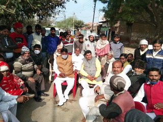 पुलिस की दबिश से संदिग्ध मौत पीड़ित परिजनों के घर पहुंचे भाजपा नेता