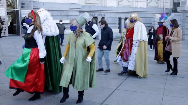 Los Reyes Magos protagonizan una comentada visita al Ayuntamiento de Madrid