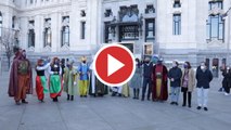 Los Reyes Magos protagonizan una comentada visita al Ayuntamiento de Madrid
