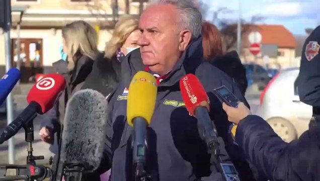 Un séisme lors d'une interview sur les tremblements de terre qui ont frappé la veille, Petrinja en Croatie