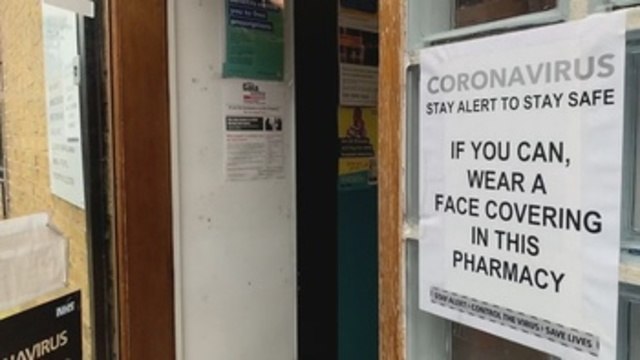 Reino Unido empieza a poner la vacuna de Oxford y prevé nuevas restricciones