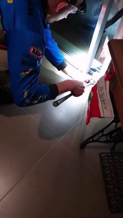 Il découvre un serpent bien caché dans la baie vitrée