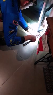 Il découvre un serpent bien caché dans la baie vitrée