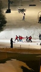 Video herunterladen: Sauvetage d'un skieur coincé sur une remontée mécanique