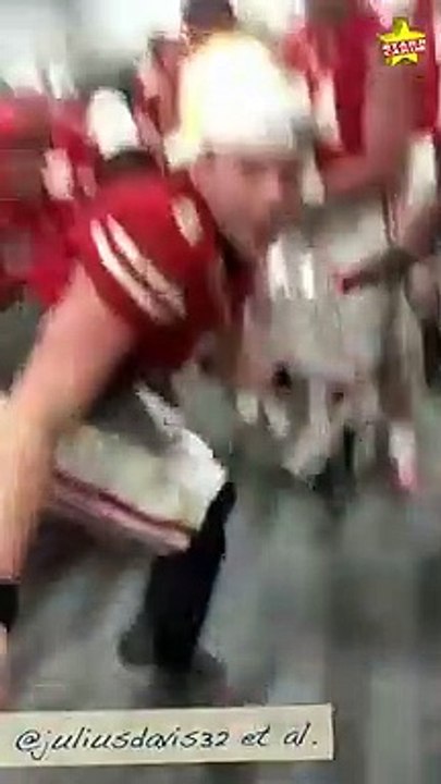 Des joueurs de football américain brisent leur trophée en cristal en célébrant leur victoire