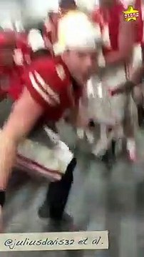 Des joueurs de football américain brisent leur trophée en cristal en célébrant leur victoire