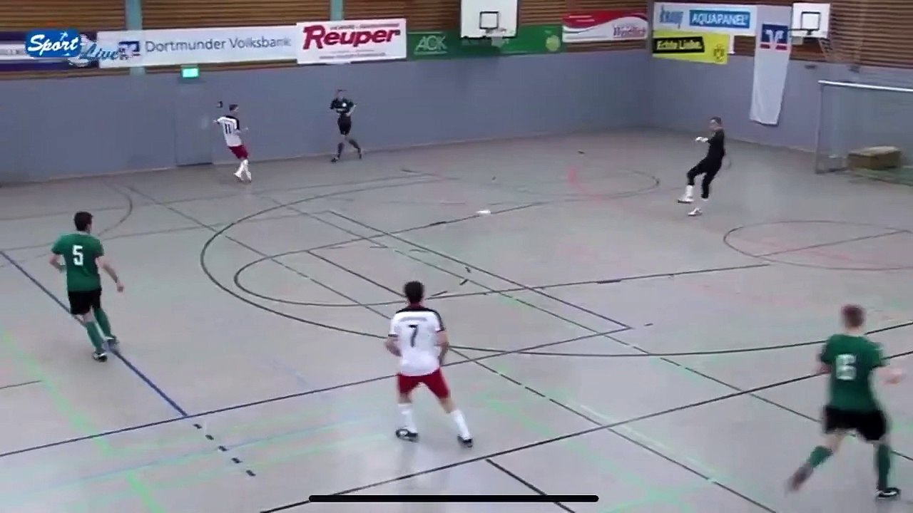 Un joueur de futsal ouvre la mauvaise porte pendant un match... oups