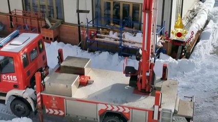 Prato Carnico (UD) - Neve, crolla parte del capannone della Solari (04.01.21)