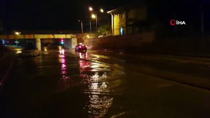 İzmir’de yıldırımlar geceyi aydınlattı