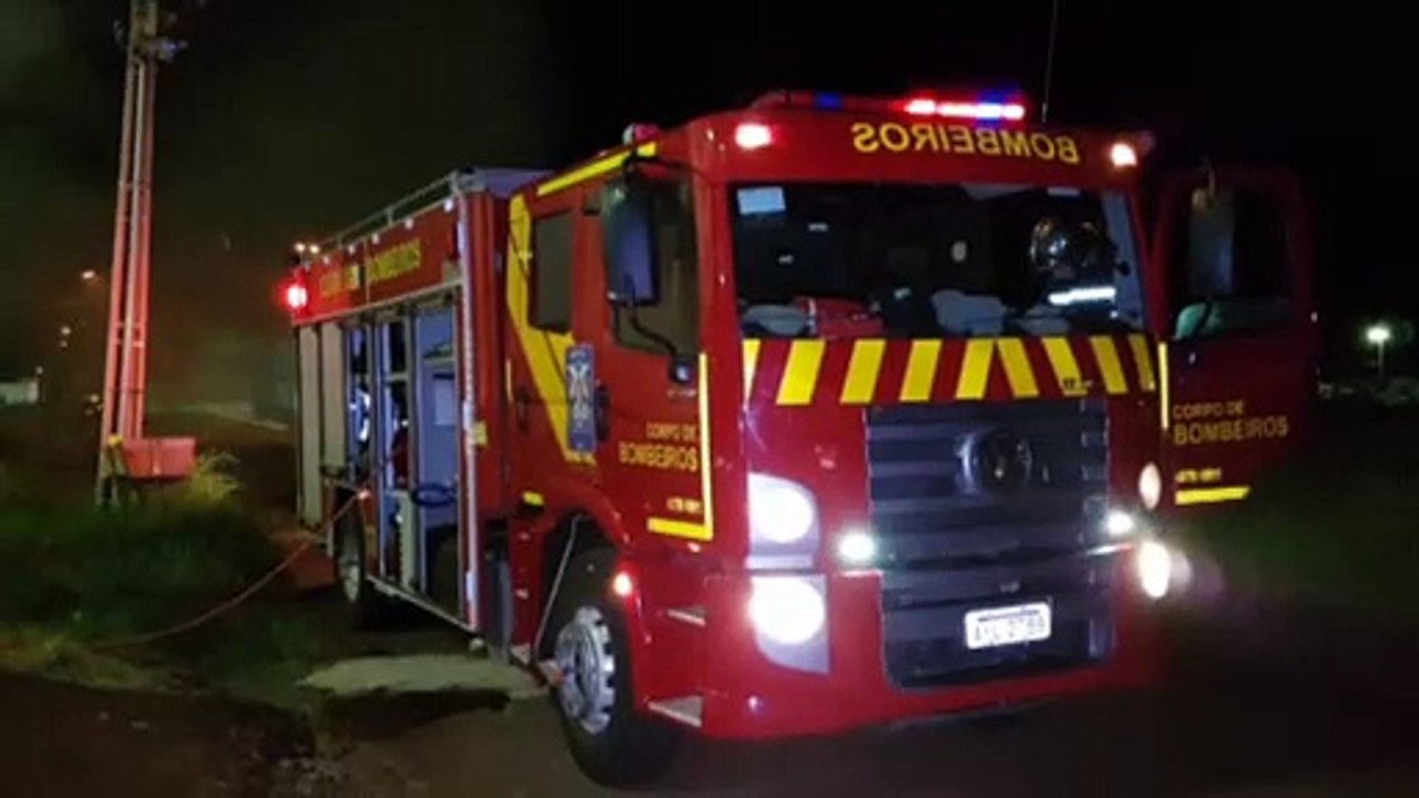 Incêndio em entulhos mobiliza Corpo de Bombeiros a terreno na Rua Nhambiquaras, no Santa Cruz