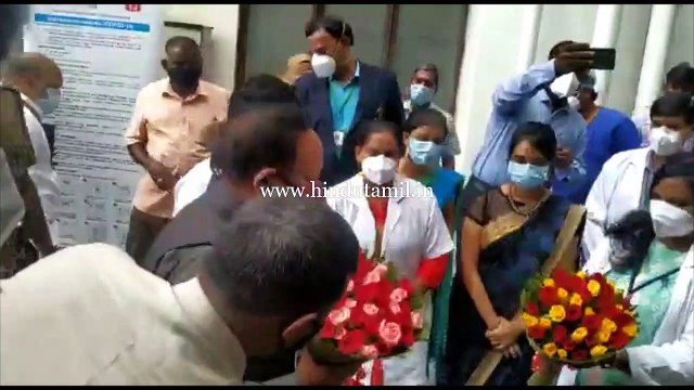 சென்னையில் கொரோனா தடுப்பூசி ஒத்திகையை ஆய்வு செய்த மத்திய அமைச்சர் ஹர்ஷ்வர்தன் உடன் அமைச்சர் விஜய் பாஸ்கர் மற்றும் மருத்துவ அதிகாரிகள் - இடம்: சேப்பாக்கம், வாலாஜா சாலை -ஓமந்தூரார் மருத்துவமனை
