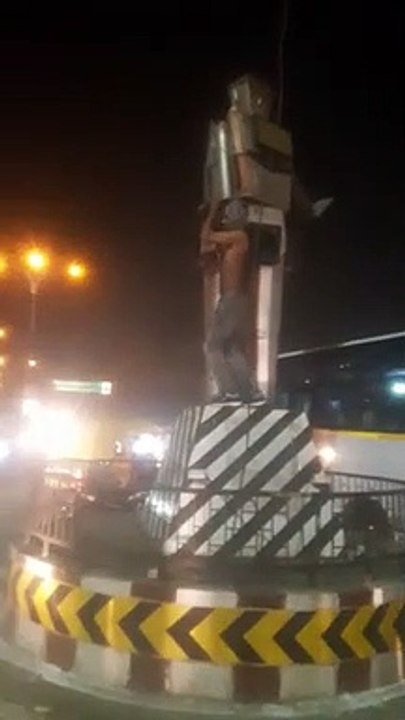 इंदौर में रोबोट चौराहे पर युवक ने मचाया उत्पात, कानून व्यवस्था पर खड़े हुए सवाल