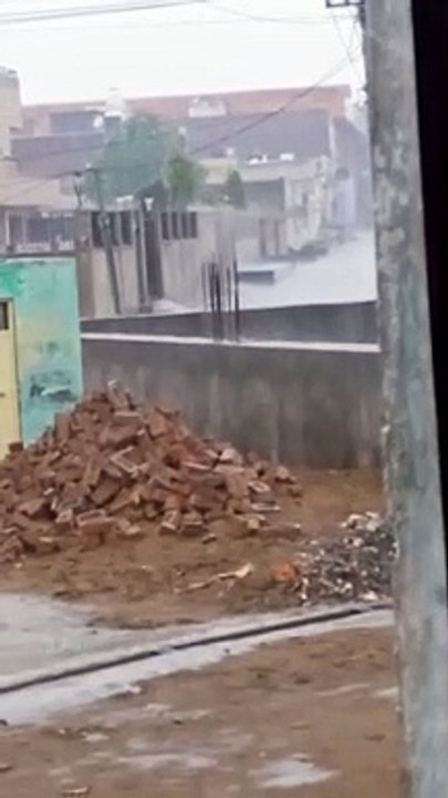 aaj mausam beimaan hai