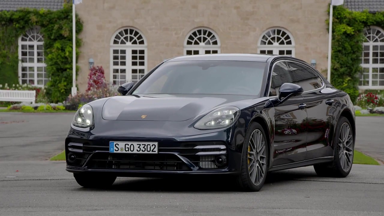 The new Porsche Panamera Turbo S Executive Design in Night Blue