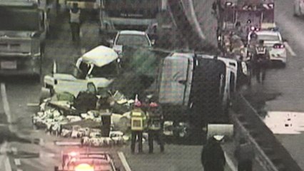 화물차에 적재된 화학물질 국도에 쏟아져...2명 부상 / YTN