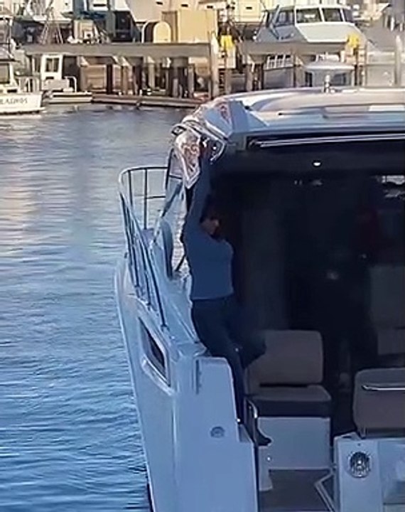 Une femme ivre rate une marche sur un bateau