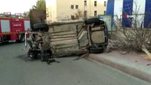 Siirt’te kaldırıma uçan otomobil ağaçları yerinden söktü: 2 yaralı