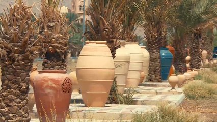 صناعة الفخار إرث تاريخي يميز ولاية بهلاء العمانية