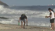 Una ola de basura destroza la playa vírgen de San Conrado, en Brasil