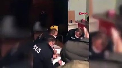 Cezayı kimin ödeyeceğini belirlemek için okey oynamaya devam ettiler!