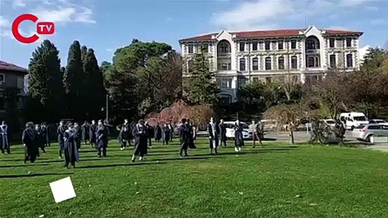Akademisyenlerden protesto: Rektörlük binasına sırtlarını döndüler
