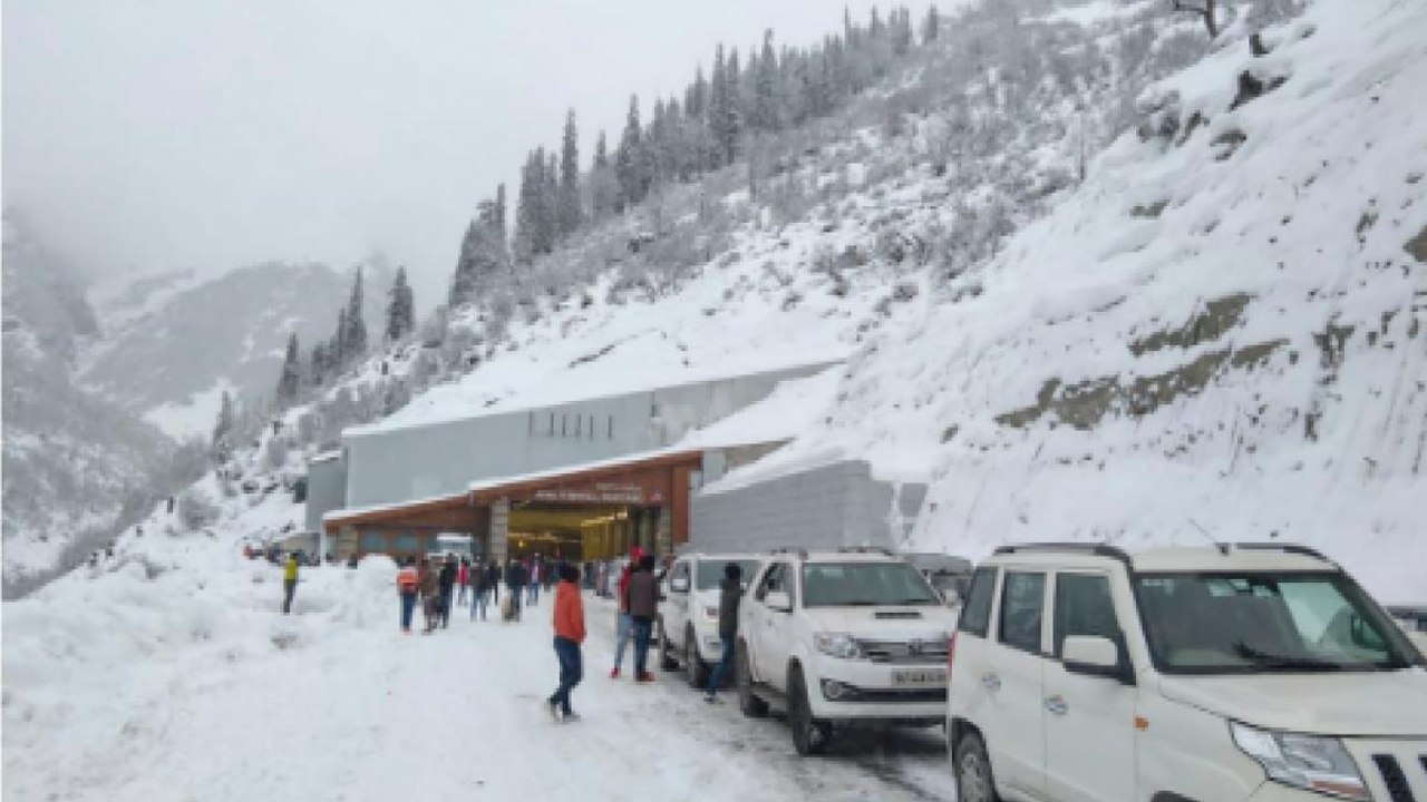 Weather Update: Snowfall affects life in Kashmir valley