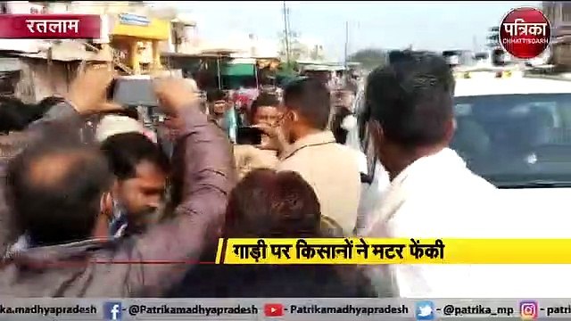 सांसद को दिखाए काले झंडे