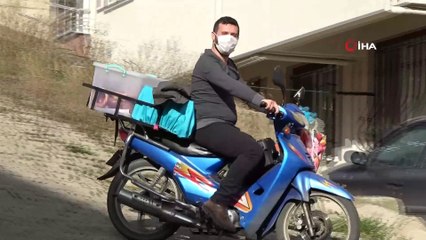 Bu simitçi, mahalleyi coşturuyor