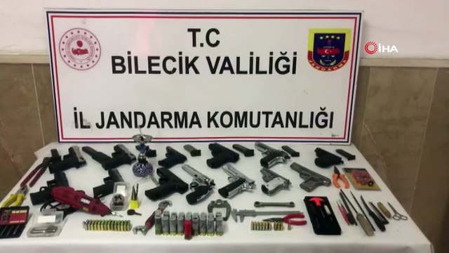 - Üzerinden 3 tabanca çıkan şahsın evinden ise cephaneliğe yetecek silah çıktı